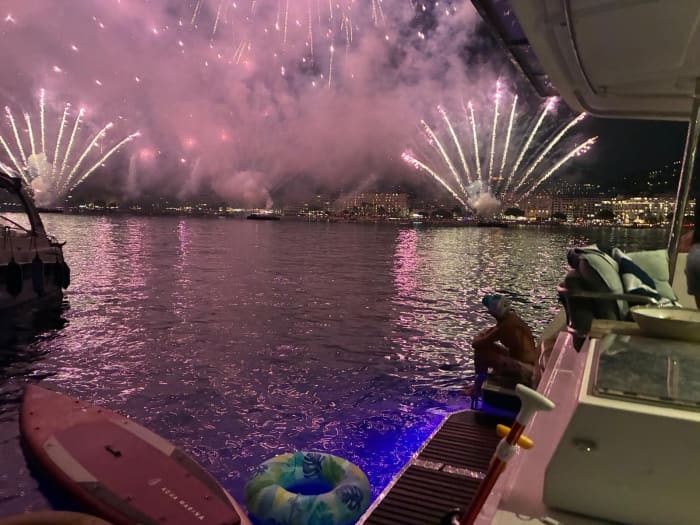 Admirez le feu d'artifice de Cannes depuis la mer, location de bateau privé
