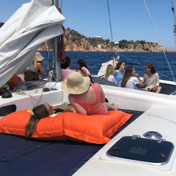Utforska S'Agaró och njut av en heldags segling på en katamaran