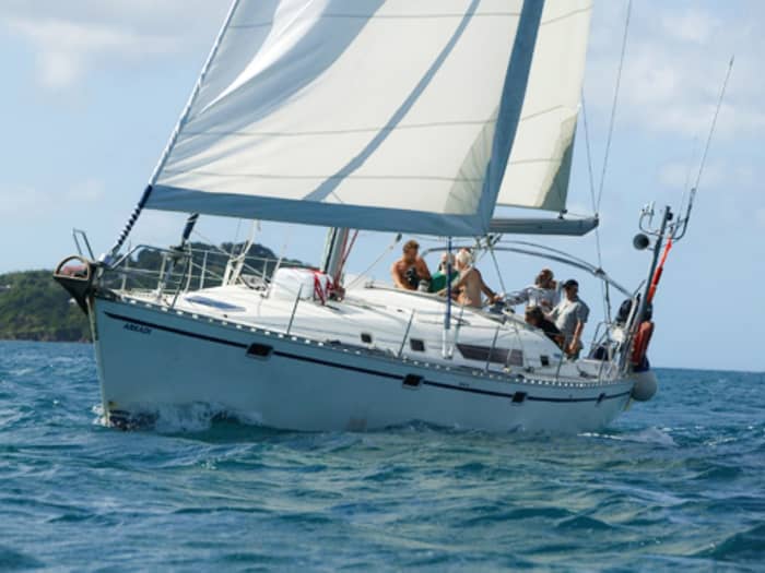 Scopri Syros con un'escursione in barca a vela di un'intera giornata.