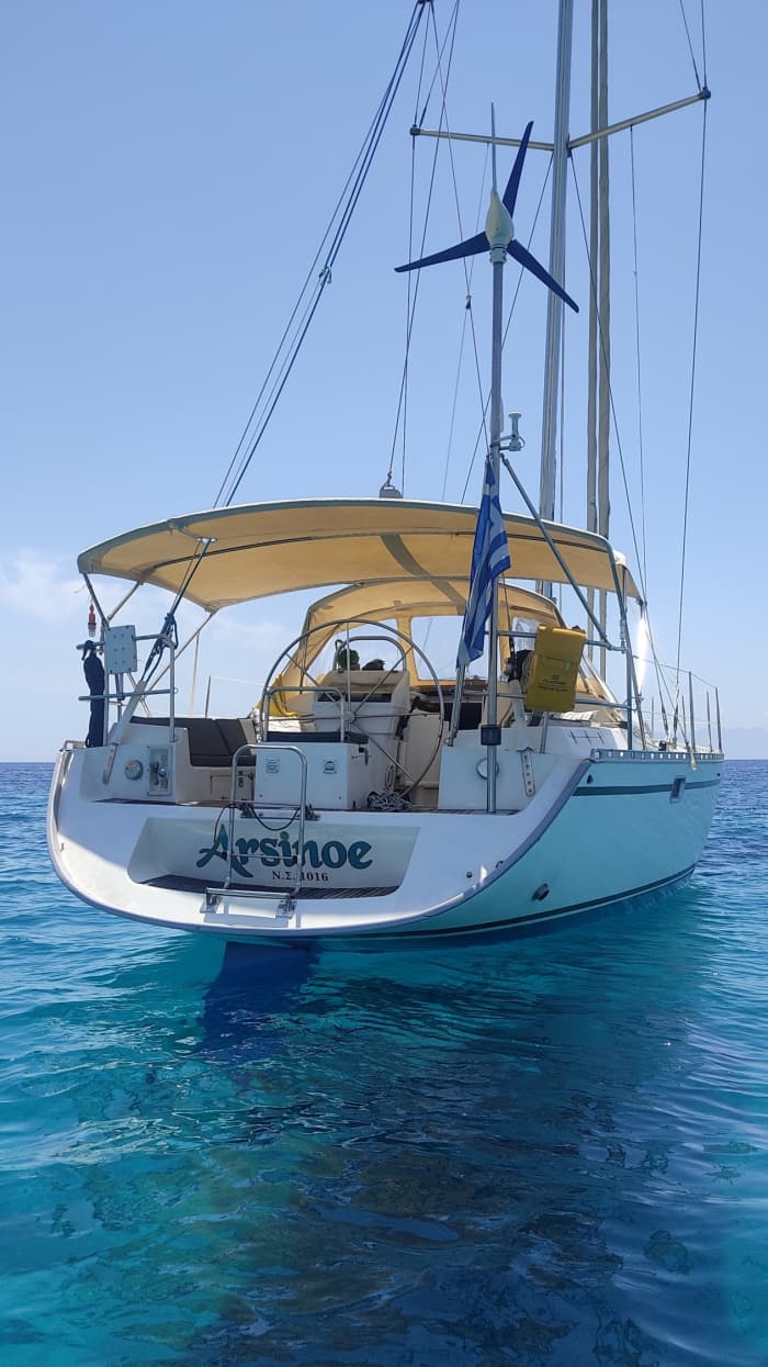 Scopri Syros con un'escursione in barca a vela di un'intera giornata.