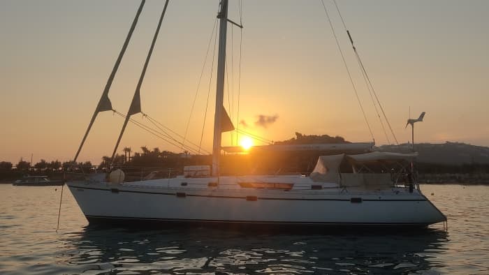 Scopri Syros con un'escursione in barca a vela di un'intera giornata.