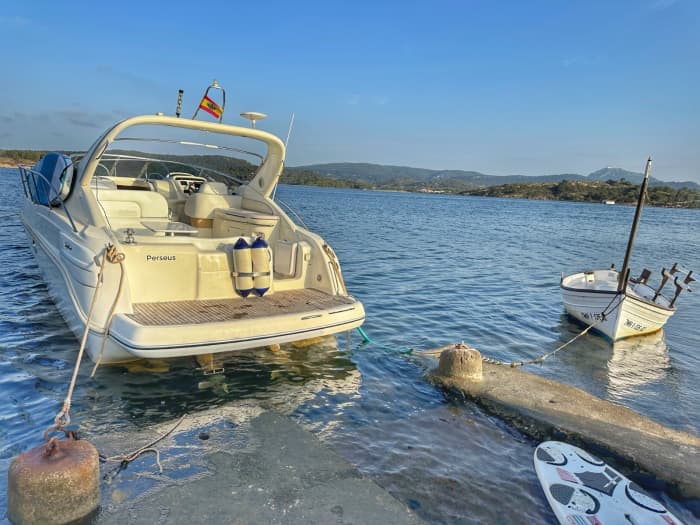 Una giornata a Fornells, Minorca: noleggia una barca a motore per una giornata intera alla scoperta dell'isola.