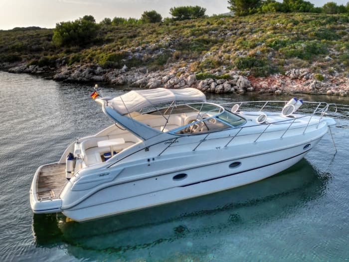 Una giornata a Fornells, Minorca: noleggia una barca a motore per una giornata intera alla scoperta dell'isola.