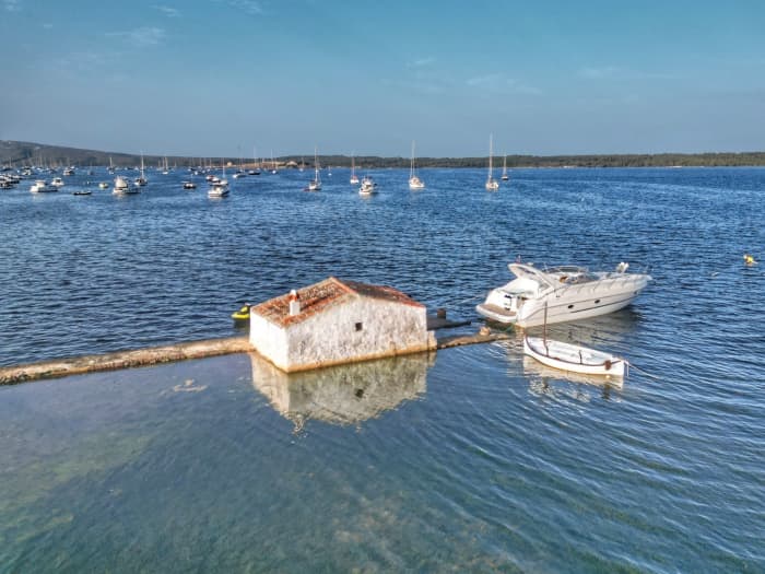 Una giornata a Fornells, Minorca: noleggia una barca a motore per una giornata intera alla scoperta dell'isola.