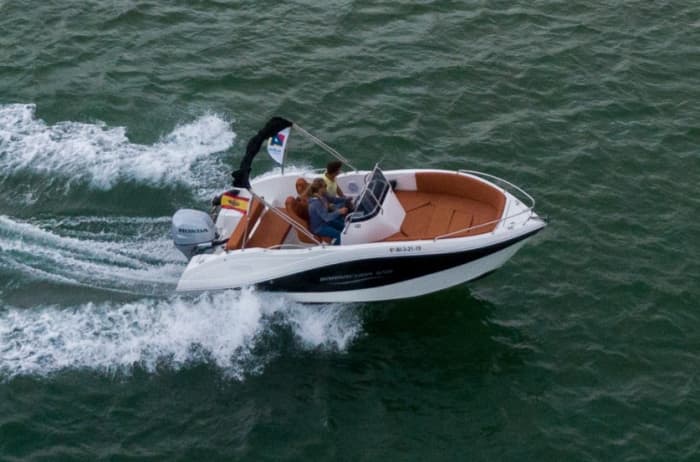 Prenez une demi-journée pour vous détendre sur un bateau à moteur à Santander.