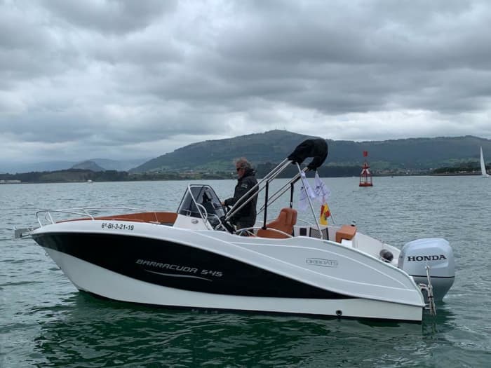 Prenez une demi-journée pour vous détendre sur un bateau à moteur à Santander.