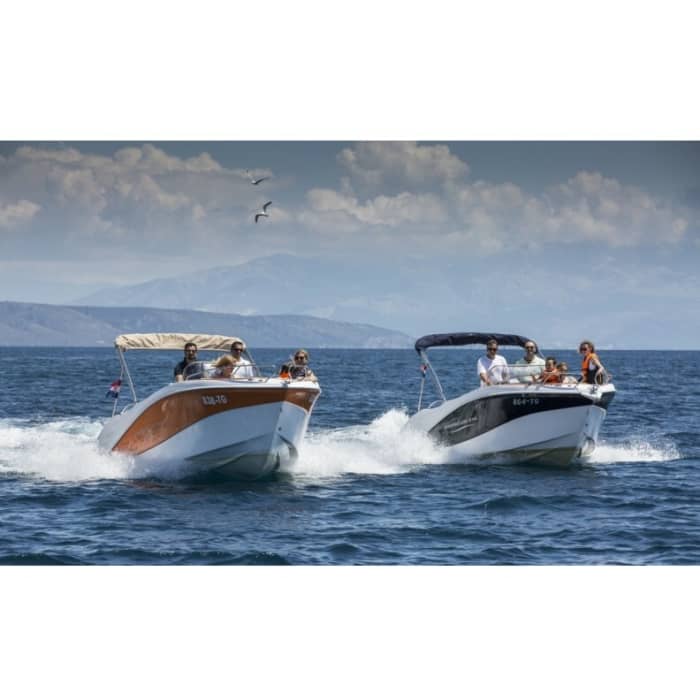 Prenez une demi-journée pour vous détendre sur un bateau à moteur à Santander.