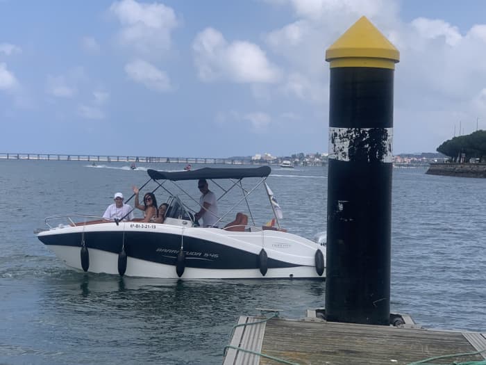 Prenez une demi-journée pour vous détendre sur un bateau à moteur à Santander.