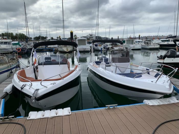 Prenez une demi-journée pour vous détendre sur un bateau à moteur à Santander.