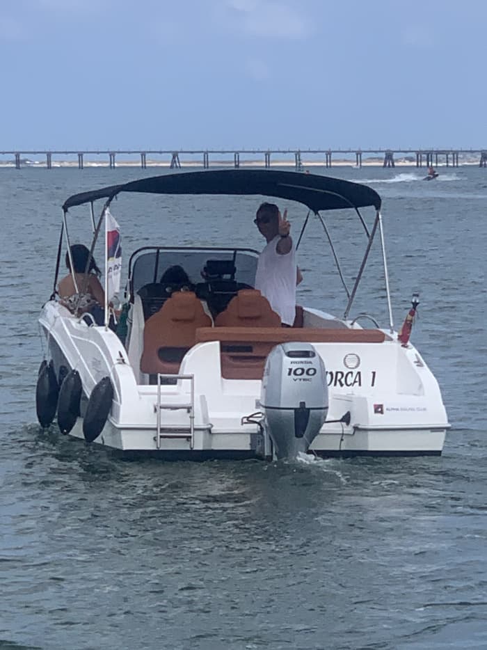 Prenez une demi-journée pour vous détendre sur un bateau à moteur à Santander.