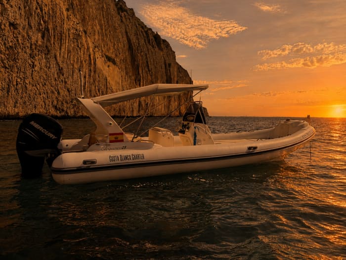 Crucero al amanecer y al atardecer a lo largo de la costa de la Costa Blanca.
