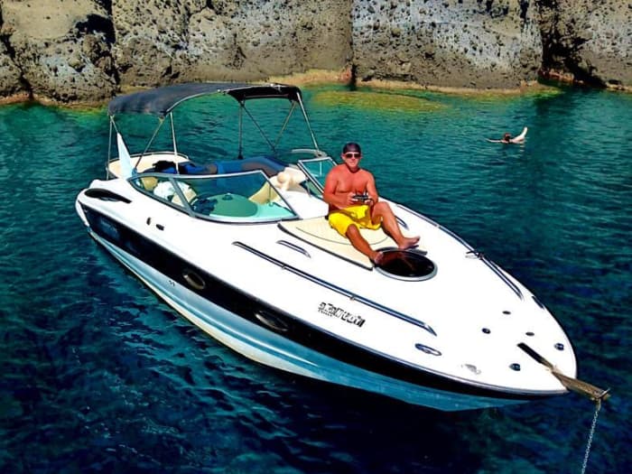 AKANTOU: Evening Bliss: Private Santorini Sunset Speedboat Cruise with Swim Stops