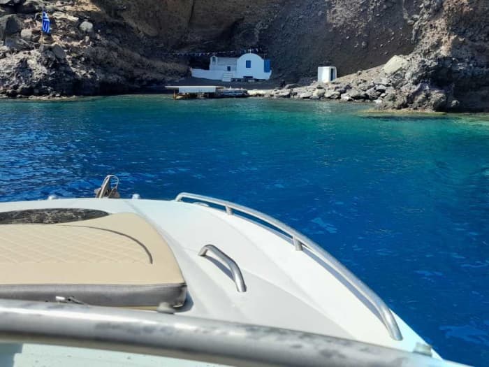 AKANTOU: Evening Bliss: Private Santorini Sunset Speedboat Cruise with Swim Stops