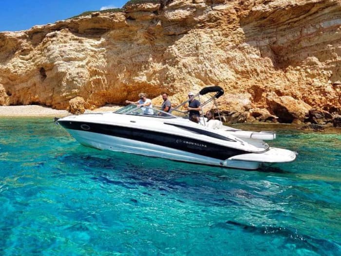 AKANTOU: Evening Bliss: Private Santorini Sunset Speedboat Cruise with Swim Stops