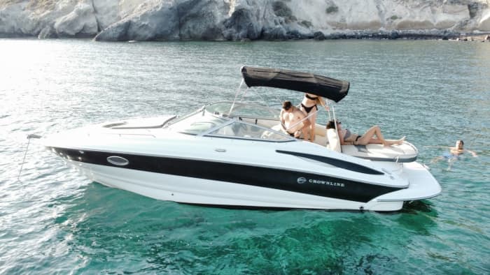 AKANTOU: Evening Bliss: Private Santorini Sunset Speedboat Cruise with Swim Stops