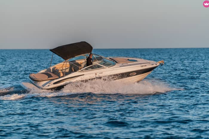 AKANTOU: Evening Bliss: Private Santorini Sunset Speedboat Cruise with Swim Stops