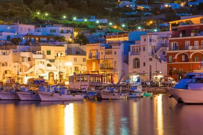 Capri bij nacht: zonsondergang, muziek en cocktails op zee