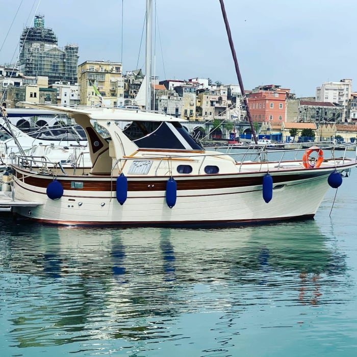 7-stündige Kreuzfahrt: Entdecken Sie die Küsten von Amalfi und Sorrent und die Magie von Capri