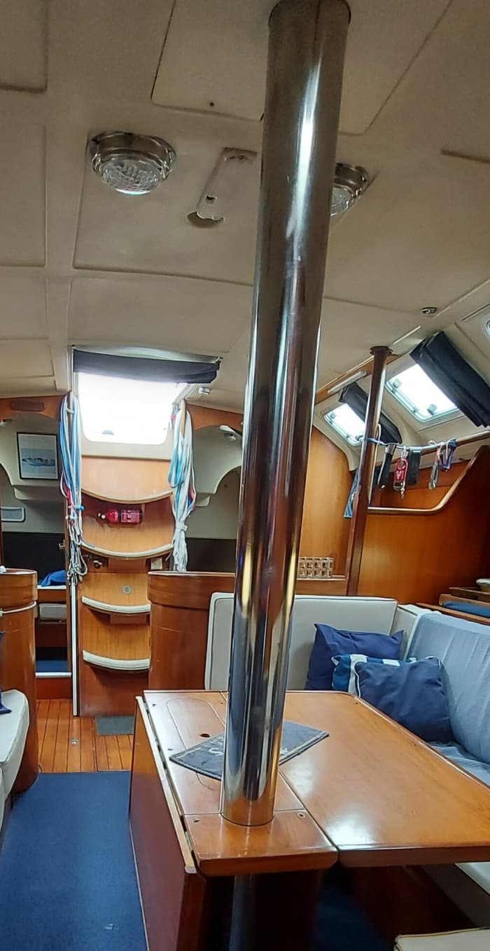 Explorez la rade de Brest en profitant d'une journée complète de navigation à voile.