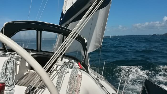 Explorez la rade de Brest en profitant d'une journée complète de navigation à voile.