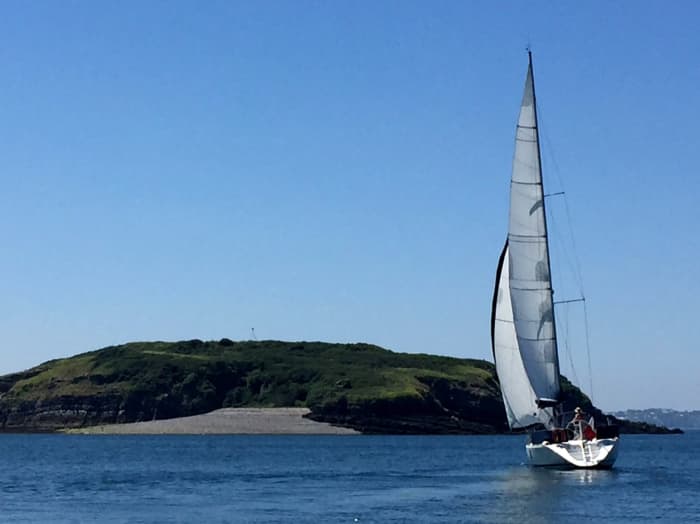Explorez la rade de Brest en profitant d'une journée complète de navigation à voile.