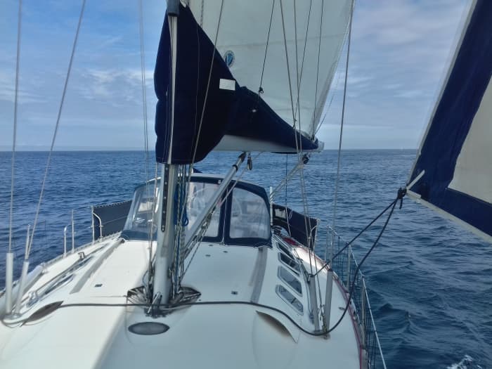 Explorez la rade de Brest en profitant d'une journée complète de navigation à voile.