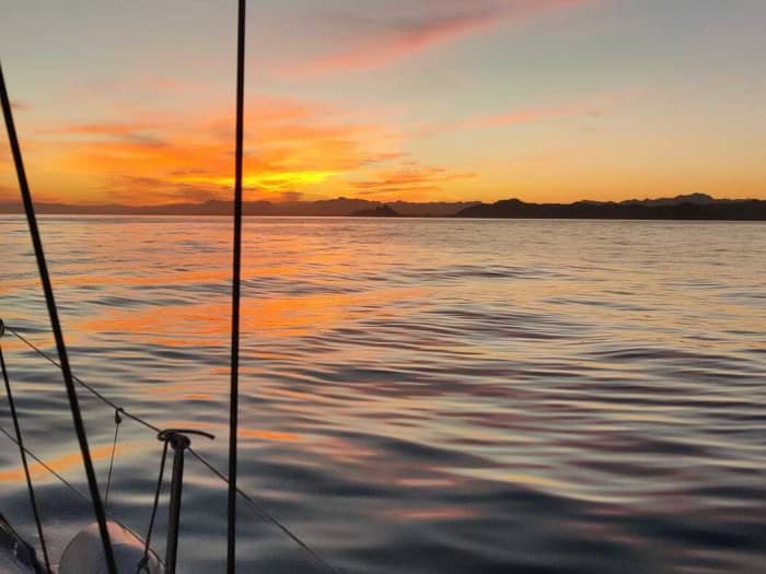 Aproveite o exclusivo pôr do sol no mar saindo de Puerto Banús em um catamarã de luxo - passeio de 2 horas