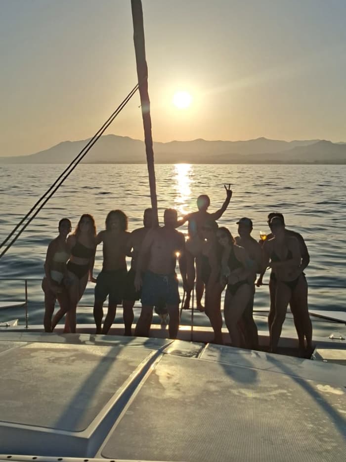 Desfrute de Marbella a bordo de um catamarã luxuoso com bebidas e lanches incluídos - 3 horas