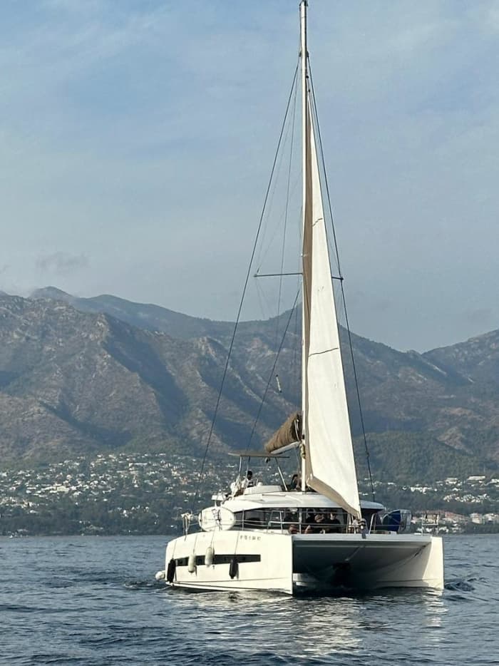 Desfrute de Marbella a bordo de um catamarã luxuoso com bebidas e lanches incluídos - 3 horas