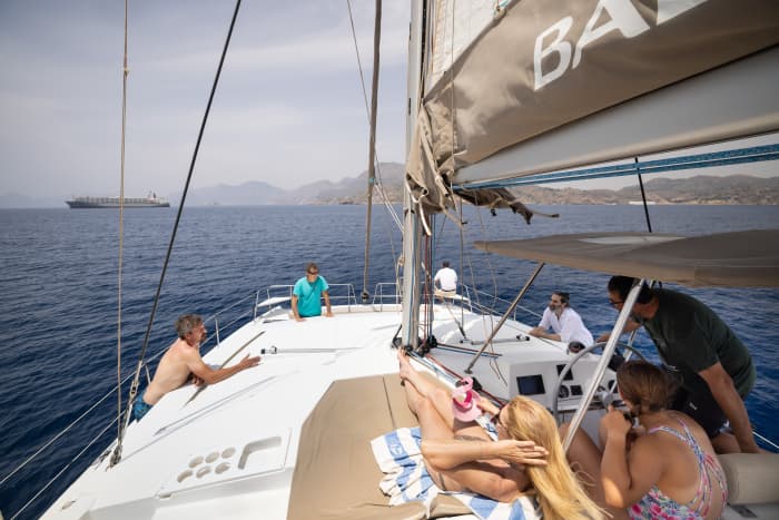 Desfrute de Marbella a bordo de um catamarã luxuoso com bebidas e lanches incluídos - 3 horas
