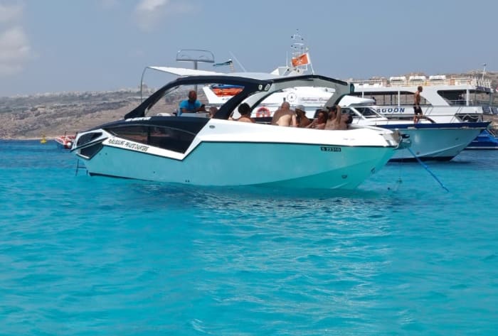 Profitez d'une merveilleuse journée ensoleillée sur un bateau à moteur à Malte
