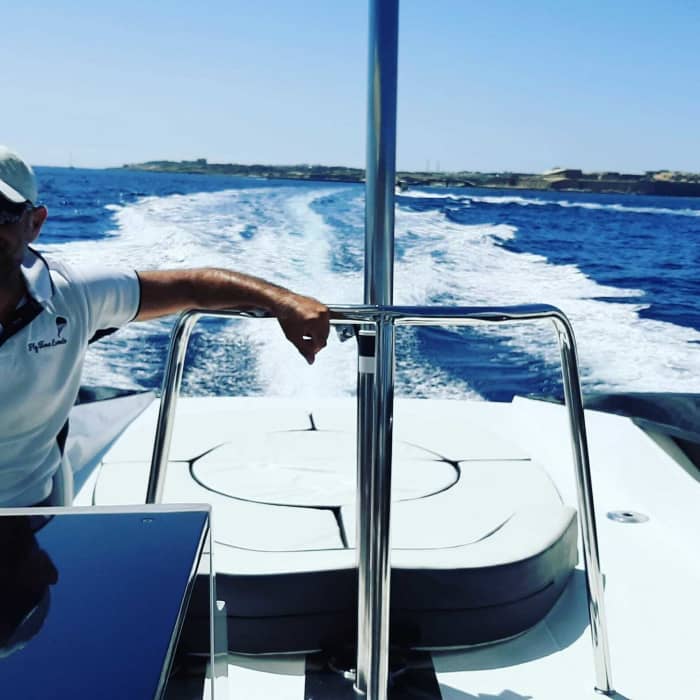 Profitez d'une merveilleuse journée ensoleillée sur un bateau à moteur à Malte