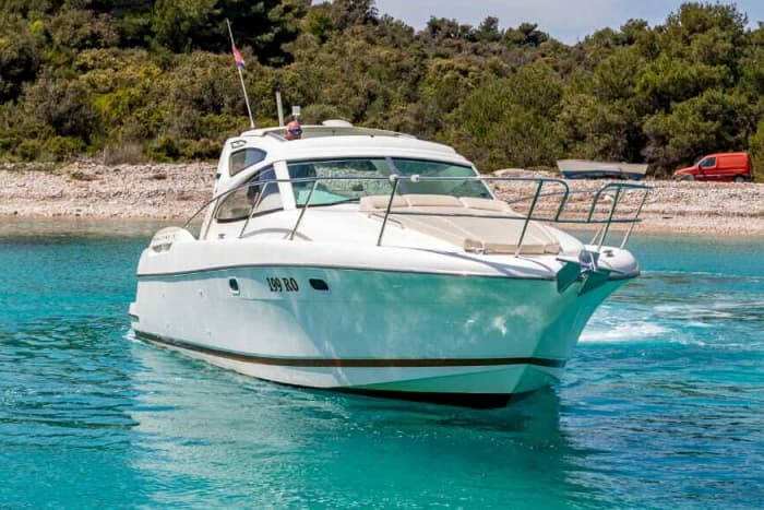 Explorez les baies cachées de Split en bateau à moteur