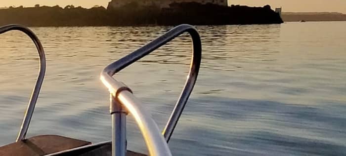 Privé boottocht rond Mahón op een motorboot.