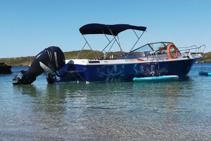 Privé boottocht rond Mahón op een motorboot.