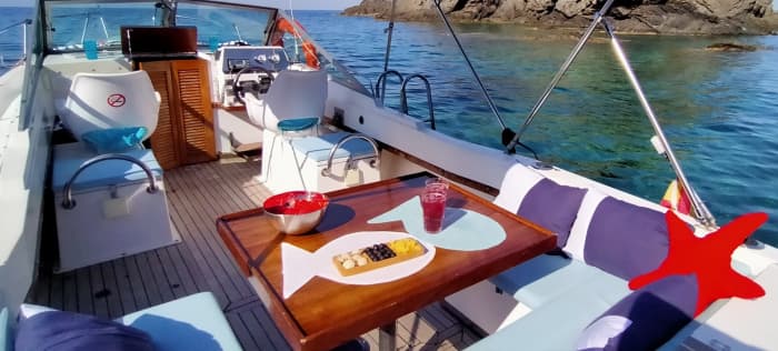 Privé boottocht rond Mahón op een motorboot.