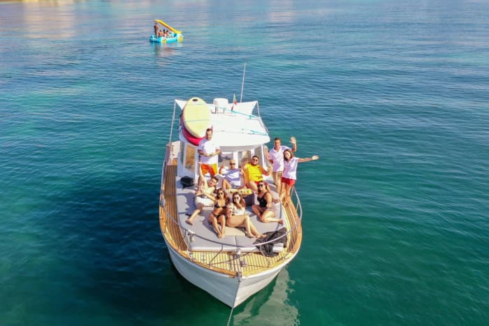 Beatitudine costiera: un viaggio di mezza giornata sul Be Happy