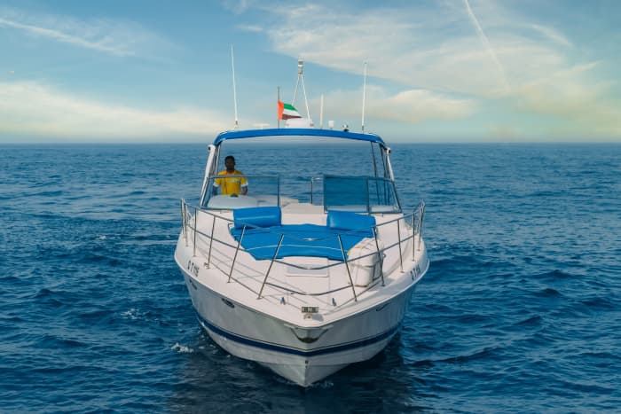 Enjoy 8h on a motorboat in Dubai