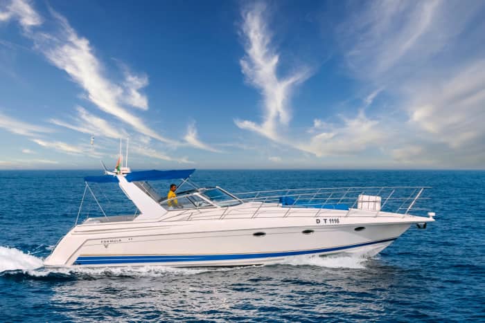 Enjoy 8h on a motorboat in Dubai