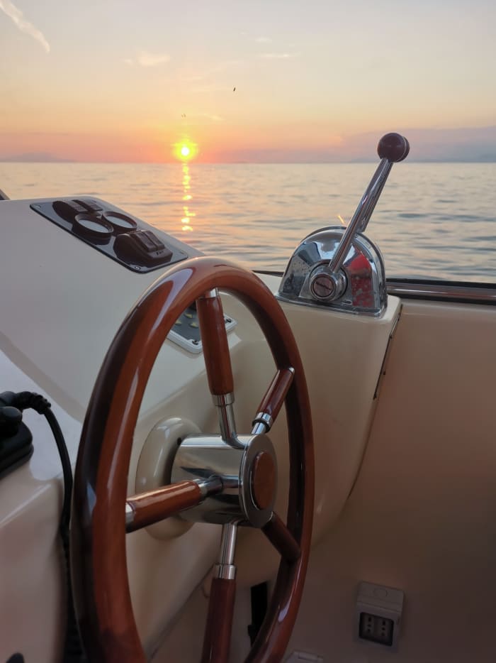 Entdecken Sie Sorrento: Ein sonniger Tag auf einem Motorboot