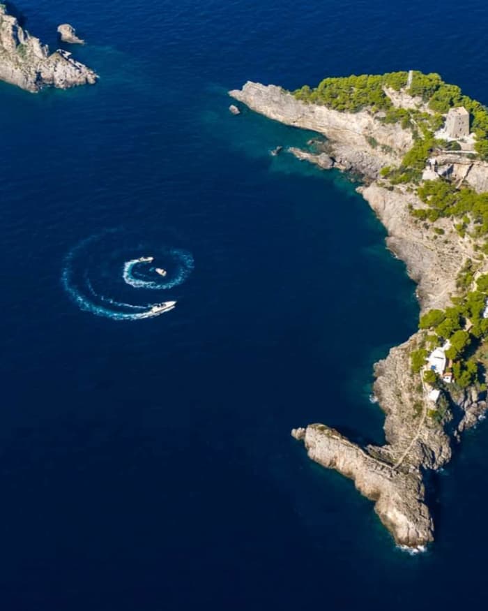 Entdecken Sie Sorrento: Ein sonniger Tag auf einem Motorboot