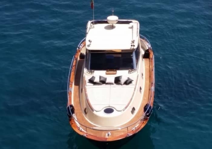 Entdecken Sie Sorrento: Ein sonniger Tag auf einem Motorboot
