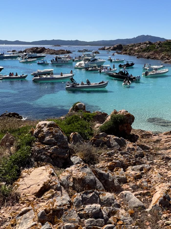 Ein halber Tag an Bord des geräumigen Maxi-Ribs in den Gewässern der Costa Smeralda