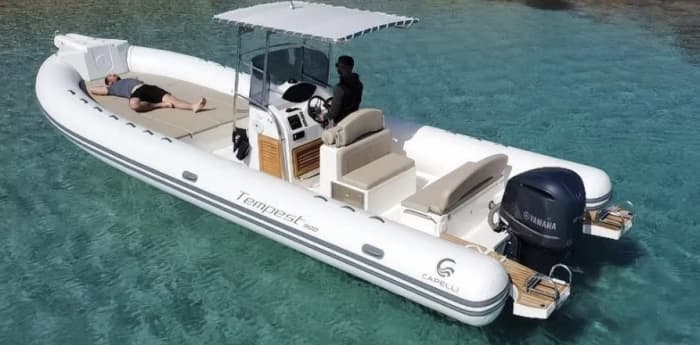 Ein halber Tag an Bord des geräumigen Maxi-Ribs in den Gewässern der Costa Smeralda