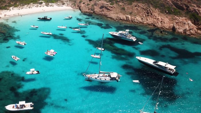 Ein halber Tag an Bord des geräumigen Maxi-Ribs in den Gewässern der Costa Smeralda