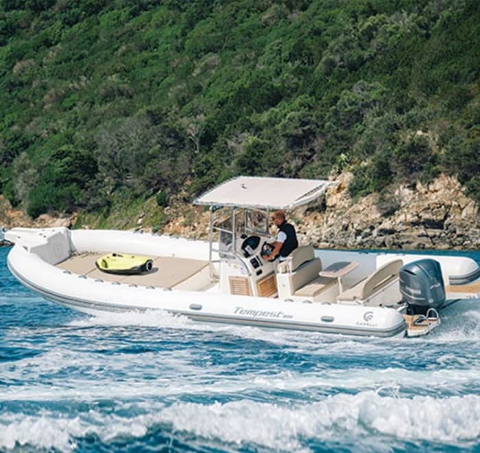 Ein halber Tag an Bord des geräumigen Maxi-Ribs in den Gewässern der Costa Smeralda
