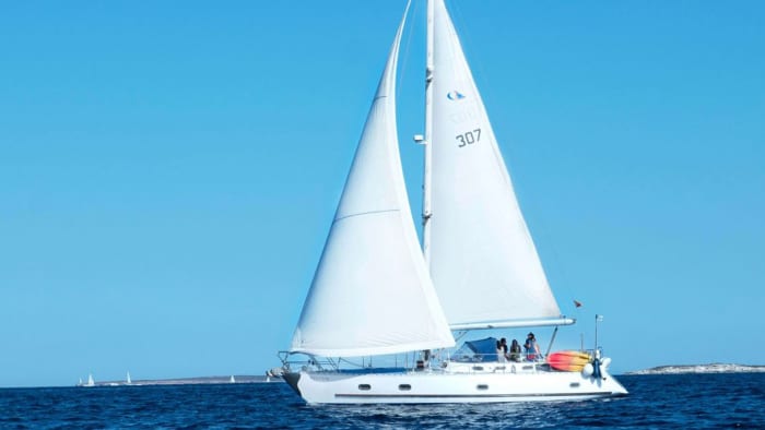 Genießen Sie einen Tag auf See in Alicante an Bord eines Segelboots.