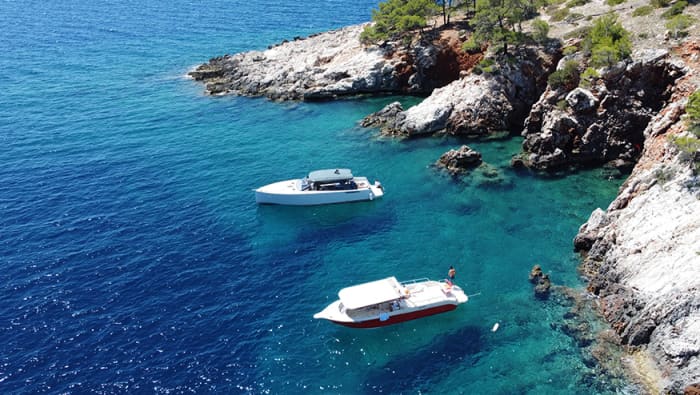Excursion privée en hors-bord aux Red Rocks, au sud de Hvar et aux îles Pakleni.