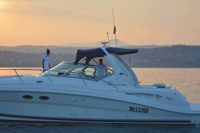 Ihr Tag in Moniga del Garda: Mieten Sie ein Motorboot für einen ganzen Tag voller Entdeckungen
