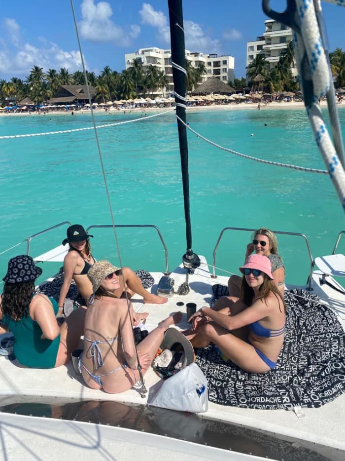 Prywatny rejs 35-stopowym katamaranem na Isla Mujeres – otwarty bar, lunch w formie bufetu (5 godzin)